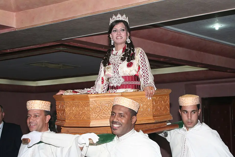 La mariée portée dans l'amariya